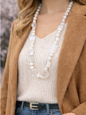 Náhrdelník s bielymi kameňmi -bižutéria