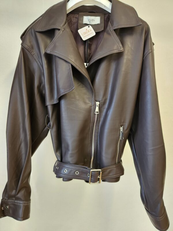 Jemná koženková bunda s rafinovaným opaskom, ktorý viete zaviazať v pase aj na bedrách. Zapínanie na zips s dvoma funkčnými vreckami tiež na zips.