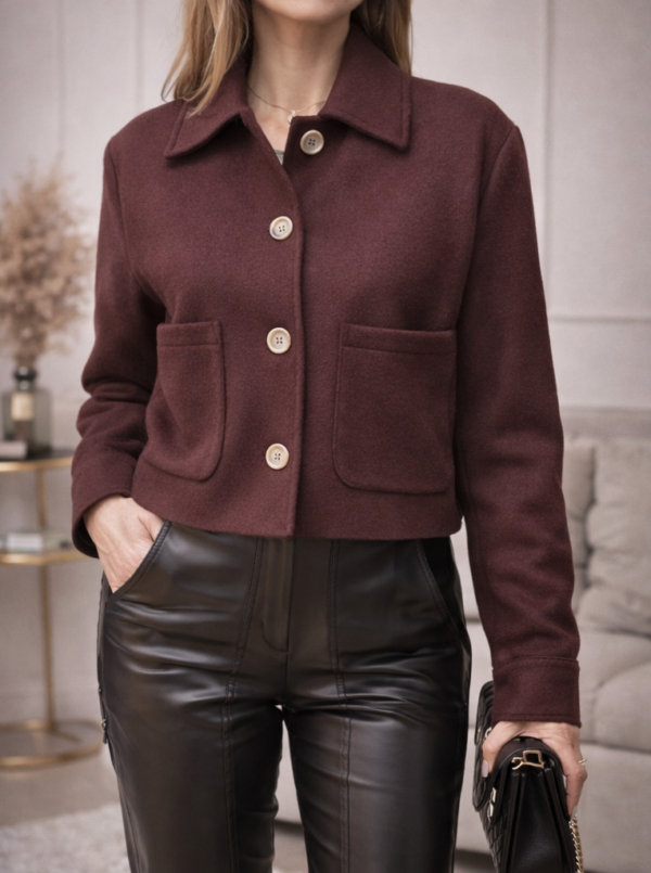 Krátky bordový kabátik so zapínaním na gombíky