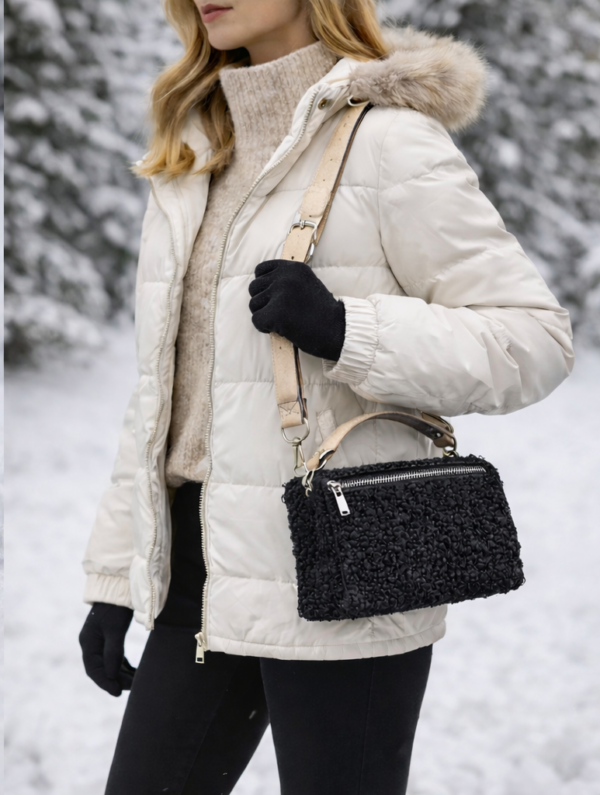 Čierna malá kabelka "baranček" s béžovou rúčkou