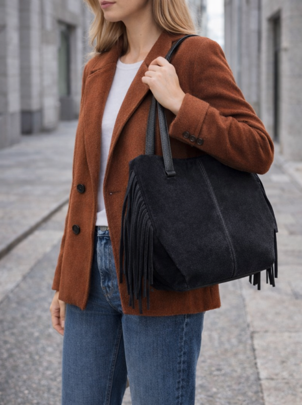 Čierna kabelka s brúsenej kože so strapcami - stredná veľkosť