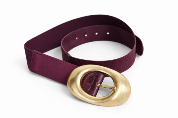 Bordový pružný opasok s veľkou zlatou sponou