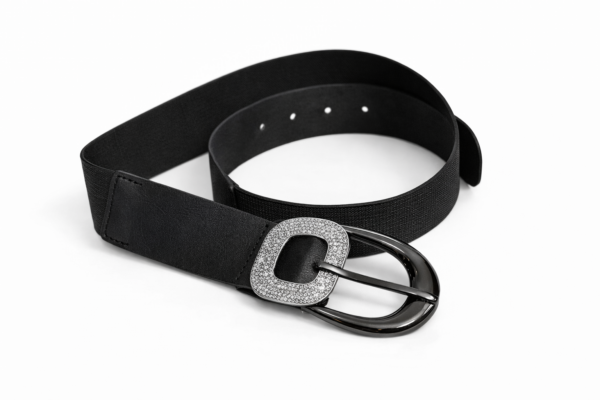 Čierny pružný koženkový opasok so striebornou sponou a kamienkovým detailom