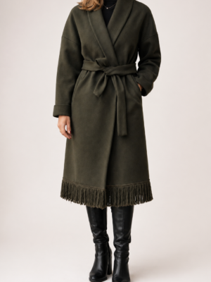 dlhý, zavinovací kabát so strapcami